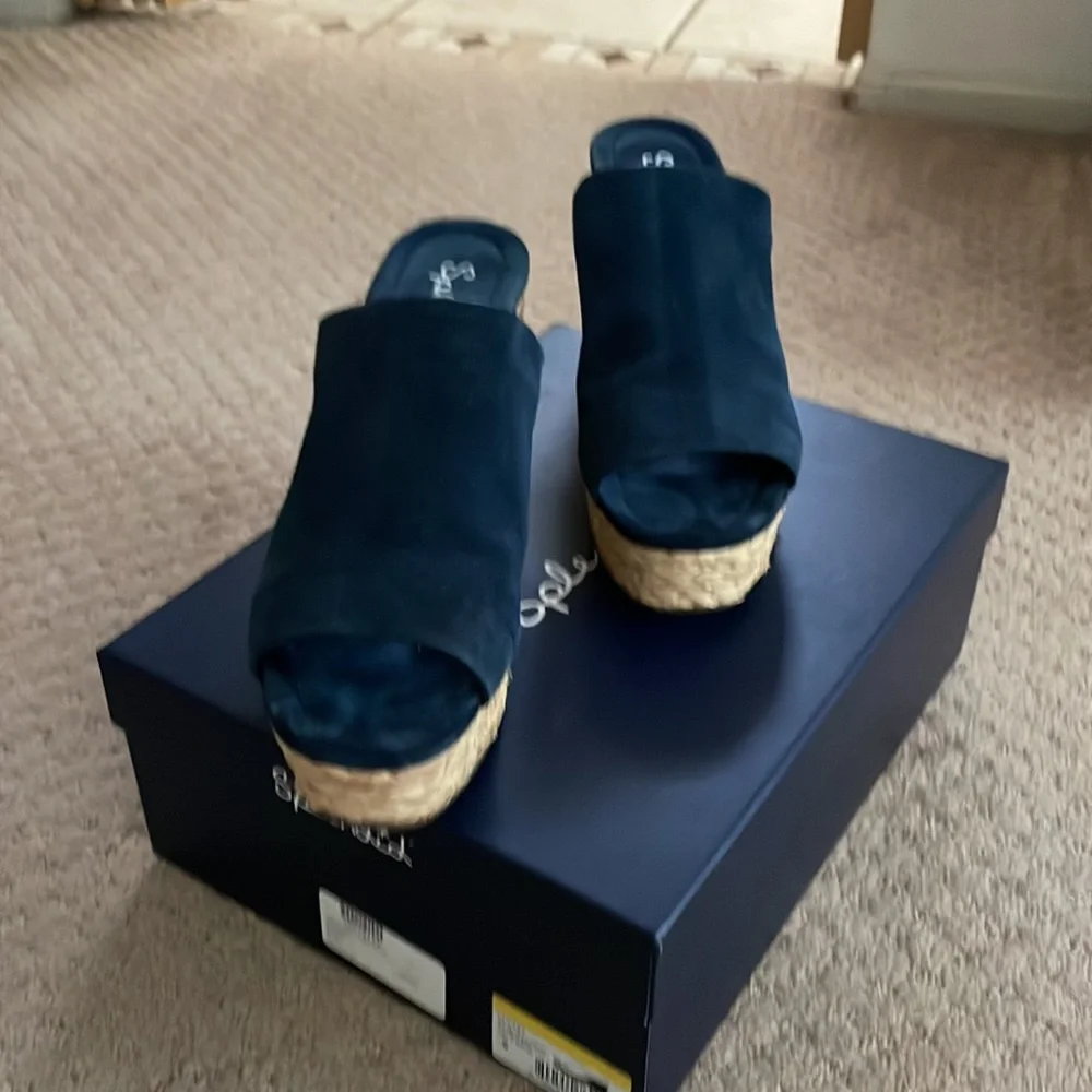 Splendid Blue Suede Shoes! You definitely won’t want anyone to step on these! - Picture 3 of 8